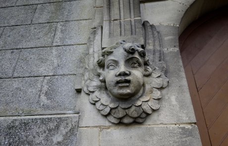 Statue à l'entrée de l'église