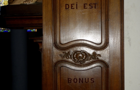 Hic domus Dei est et porta caeli : et vocabitur aula Dei. Ce lieu est redoutable : c'est ici la demeure de Dieu et la porte du ciel